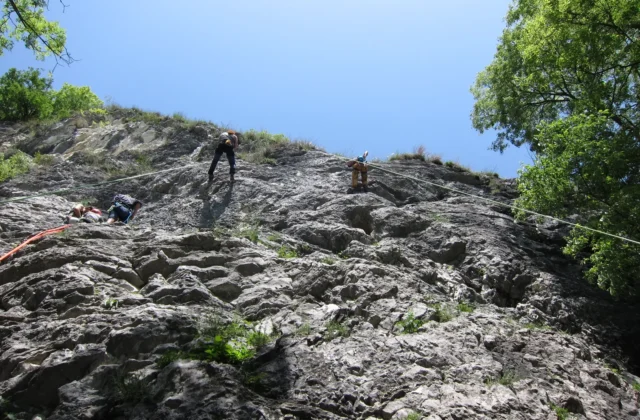 Plezanje v naravnem plezališču