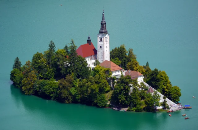 Blejsko jezero z otokom in cerkvijo