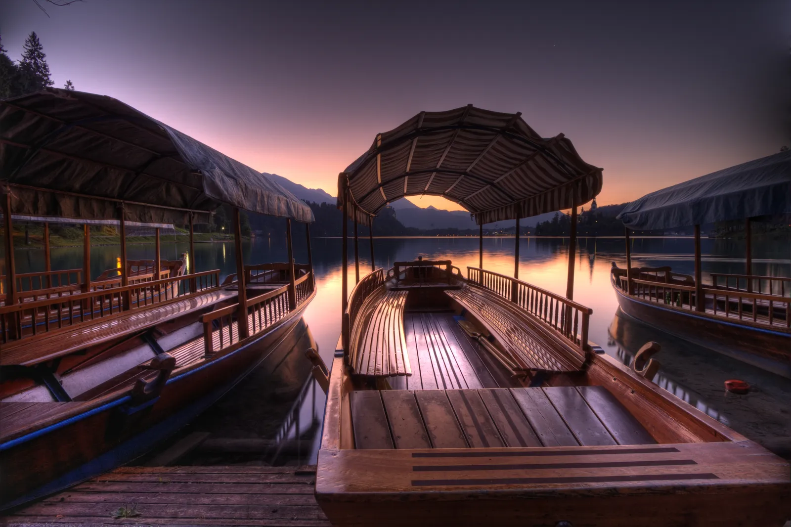 Blejsko jezero ob sončnem vzhodu