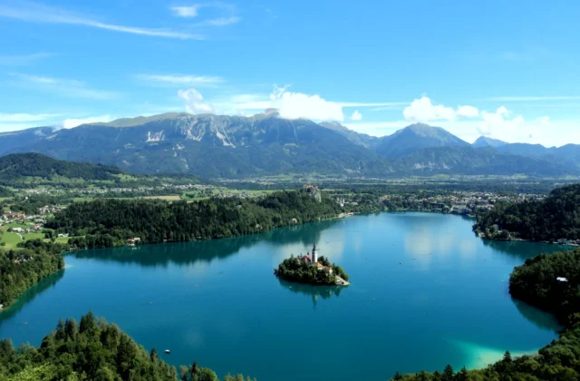 Razgled z Ojstrice na Blejsko jezero