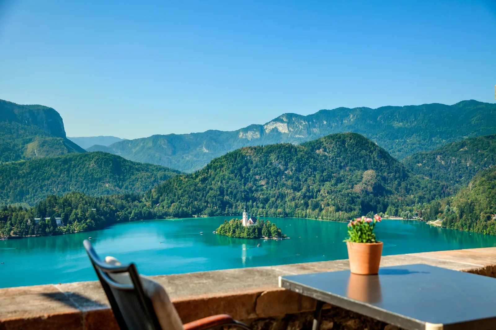 Pogled z Blejskega gradu na jezero z otokom in cerkvijo