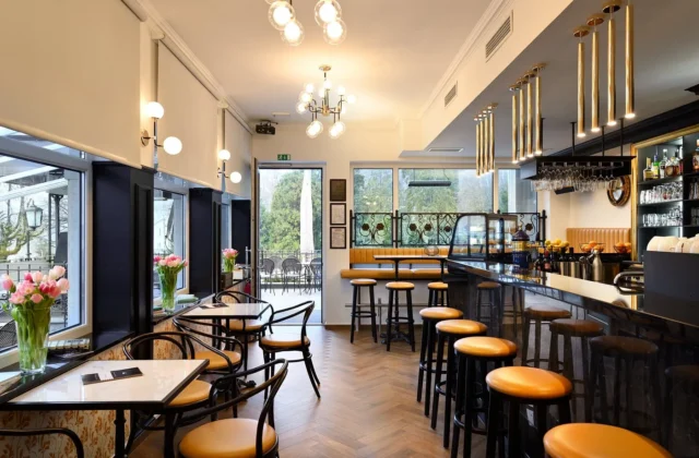 Elegantna art-deco notranjost Art Café Bara na Bledu z marmornimi mizicami in medeninastim šankom